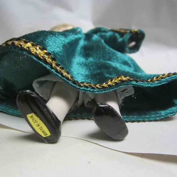 VTG REPUNZEL PORCELAIN DOLL, GREEN DRESS W/LONG BRAID - Picture 7 of 7